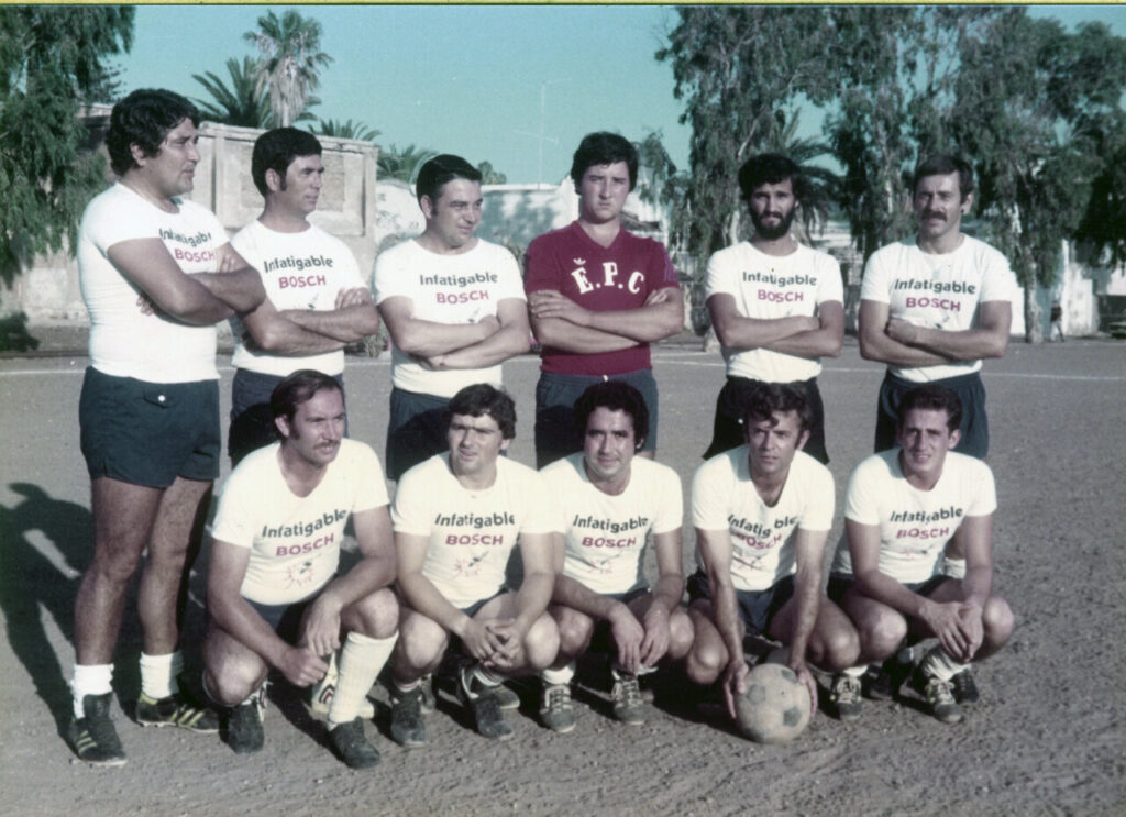 Grupo de futbolistas en Melilla homenajeando a Pepito Martínez