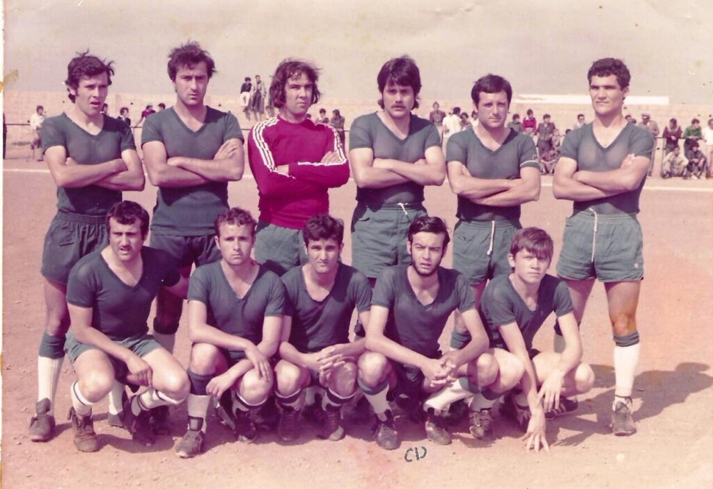 Equipo de fútbol en Melilla posando para una foto grupal