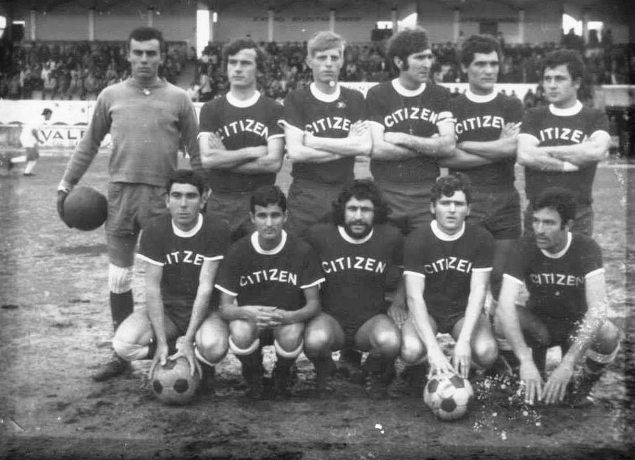 Equipo de fútbol con camisetas de Citizen en un campo de juego