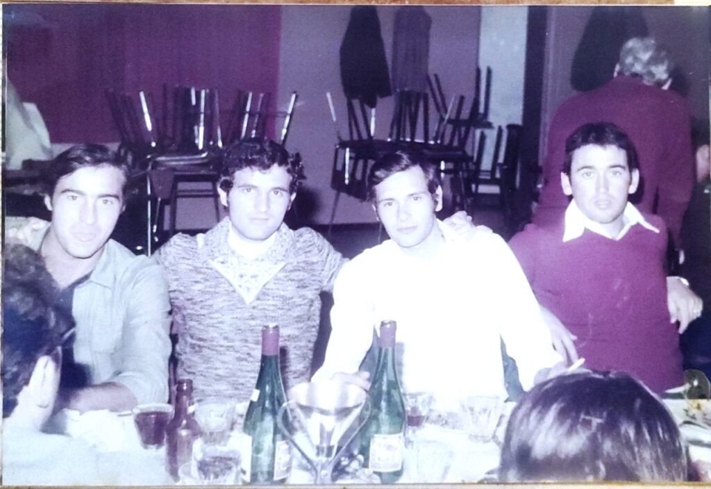 Grupo de amigos en una celebración en Melilla