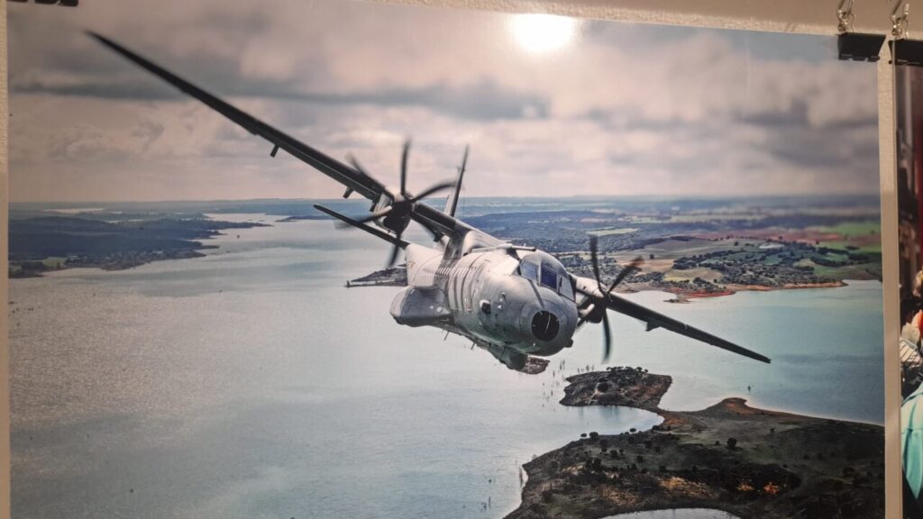 Avión militar volando sobre un paisaje costero en Melilla