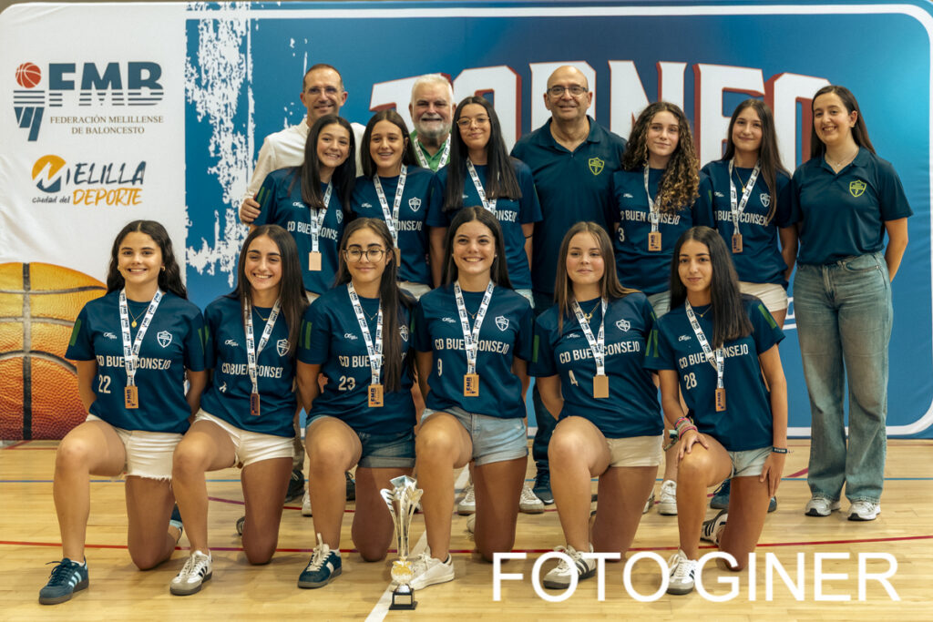 Equipo de baloncesto femenino en la entrega de trofeos de la FMB