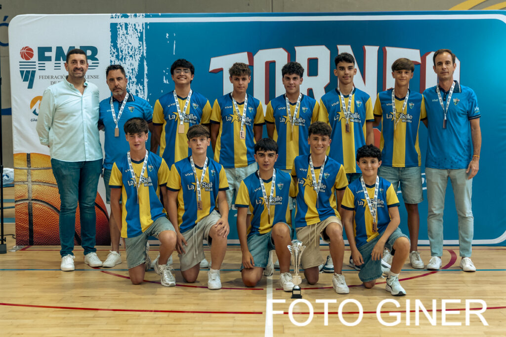 Equipo de baloncesto con trofeos en la entrega de premios de la FMB