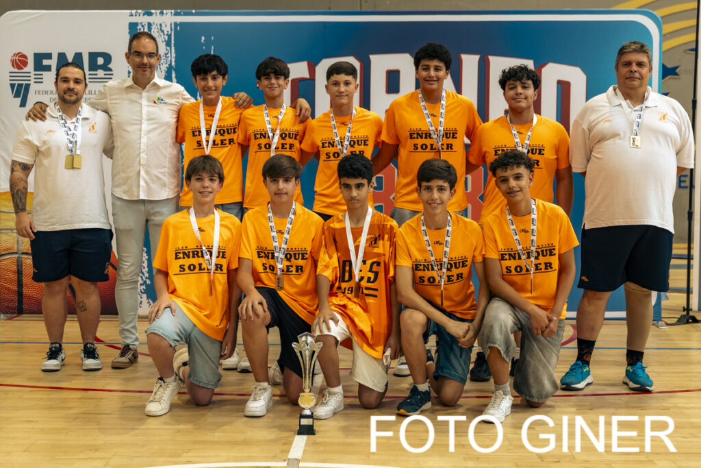 Equipo de baloncesto con medallas en la entrega de trofeos FMB