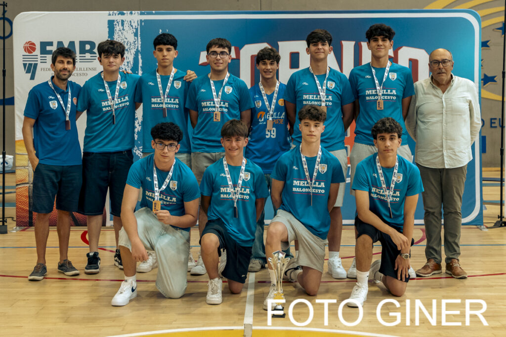 Jugadores de baloncesto con medallas en la entrega de trofeos de la FMB