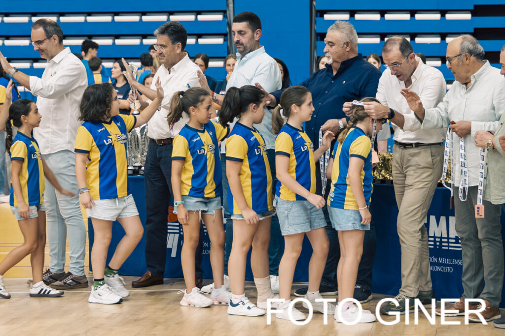 Entrega de trofeos a jóvenes jugadores de baloncesto en Melilla