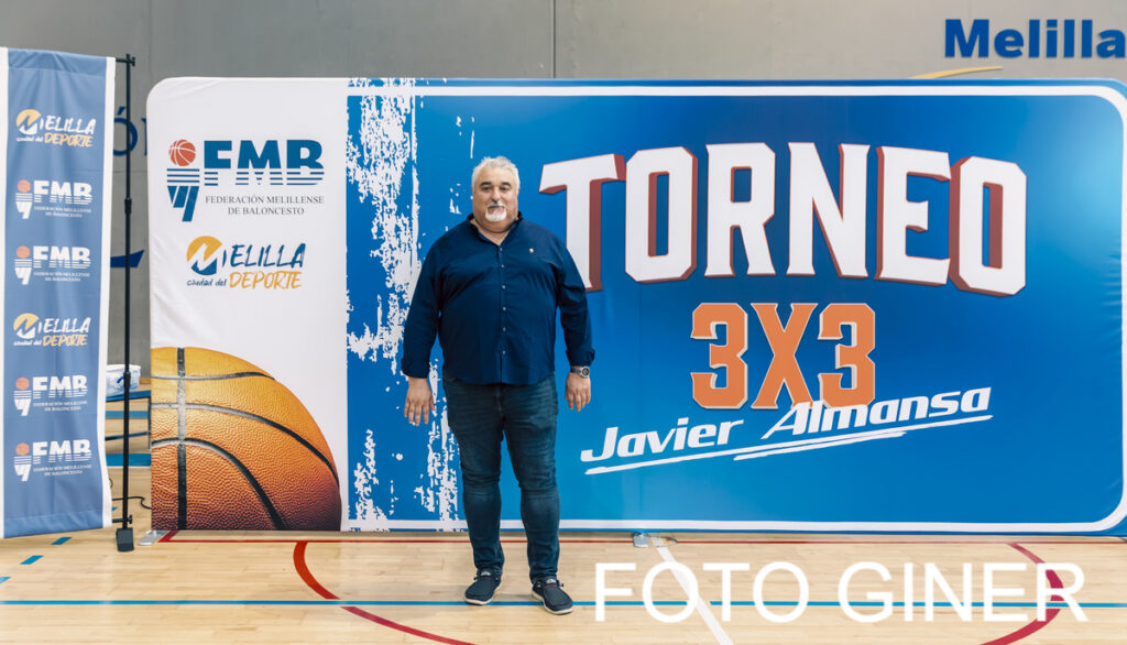 Entrega de trofeos de baloncesto en Melilla con un representante de la FMB