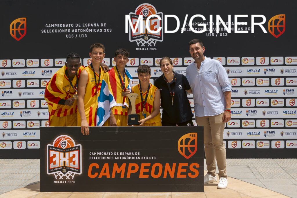 Jugadores y entrenadores celebrando el triunfo en el Campeonato de España de Baloncesto 3x3 en Melilla