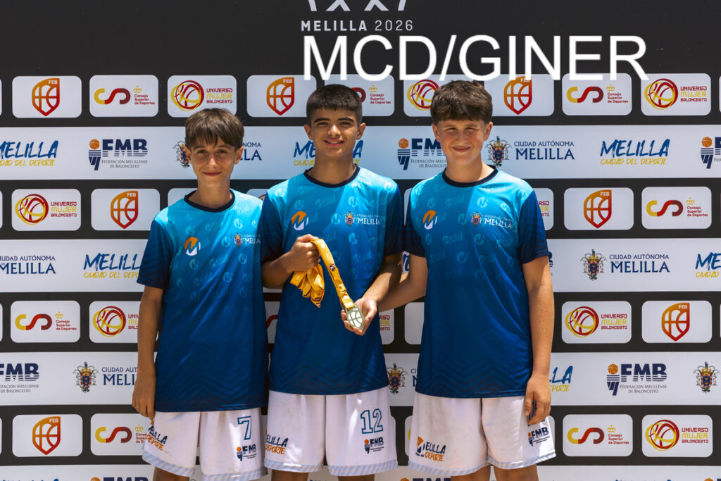 Tres jóvenes jugadores de baloncesto posando con medallas en Melilla