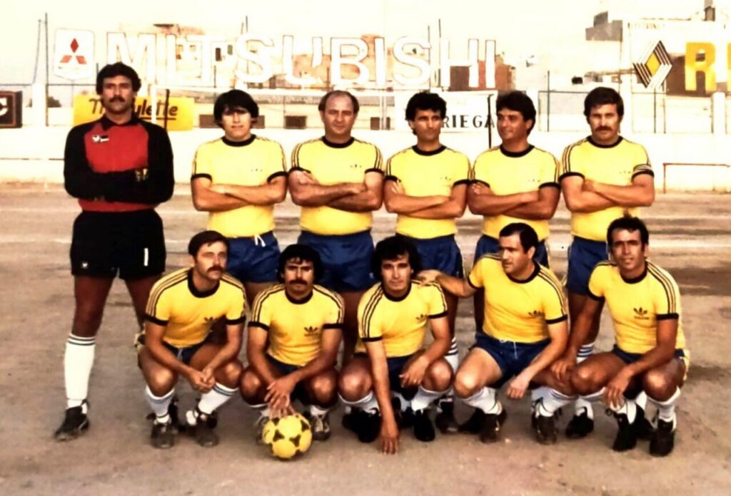 Equipo de fútbol en uniforme amarillo posando para una foto