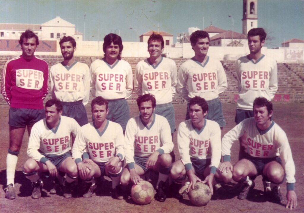 Equipo de fútbol en Melilla con camisetas blancas y verdes