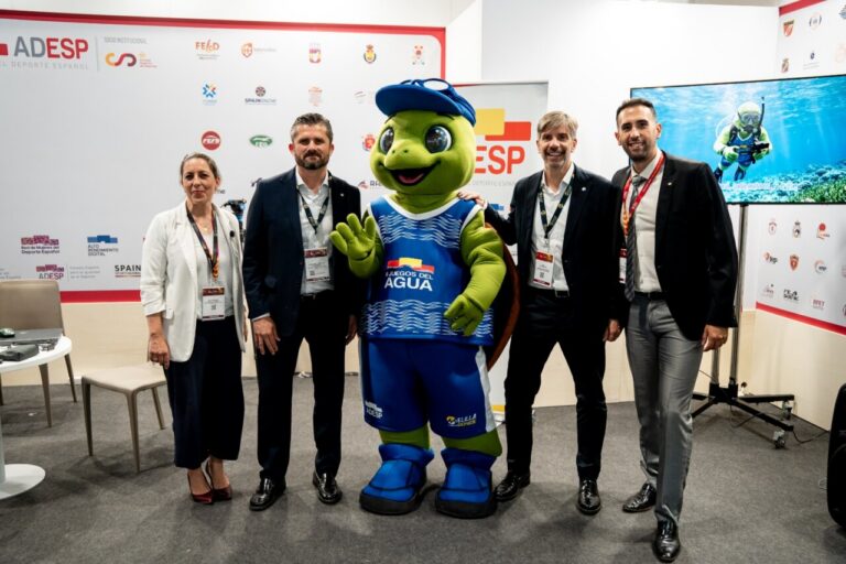 Grupo de personas en el Sports Summit de Madrid con mascota de los Juegos del Agua