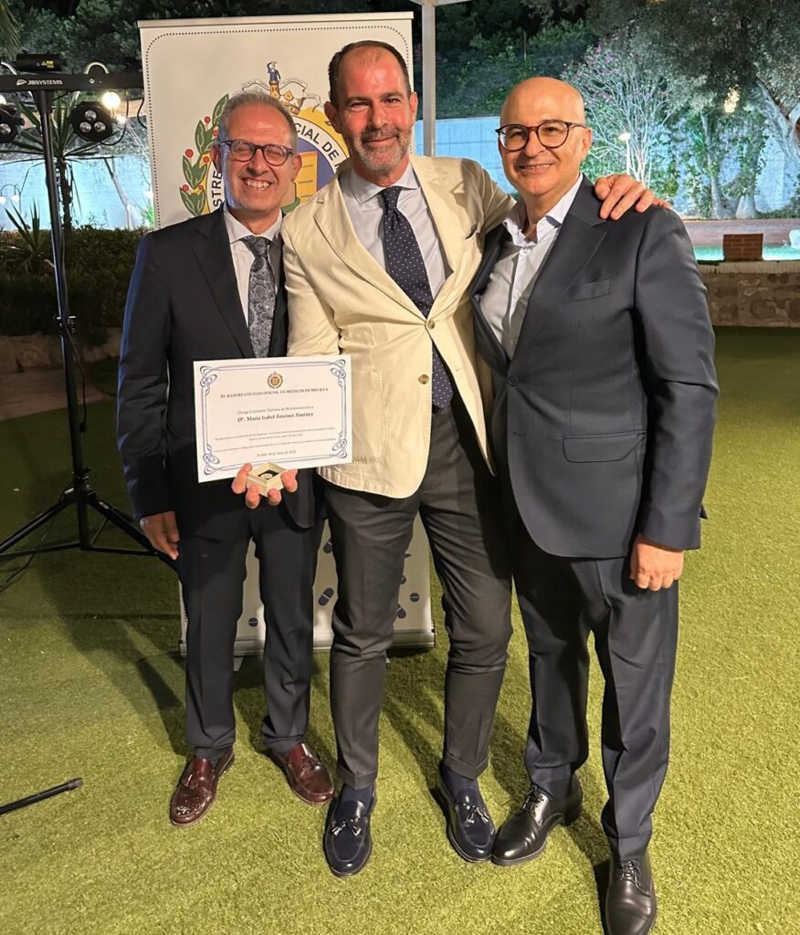 Tres hombres sosteniendo un diploma en un evento del Colegio de Médicos de Melilla.