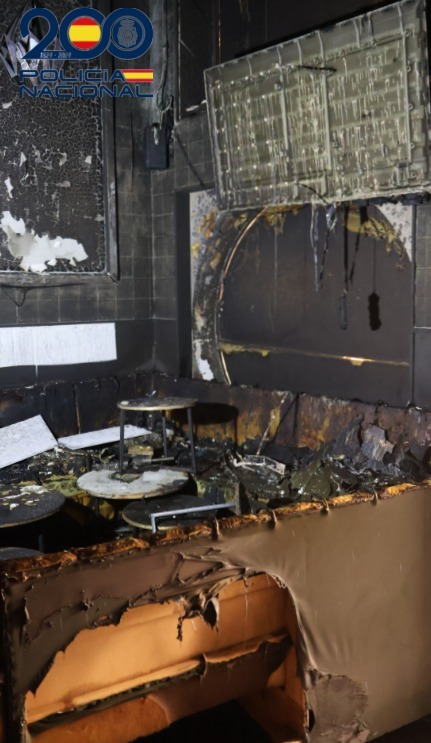 Interior de un restaurante dañado por un incendio en Melilla