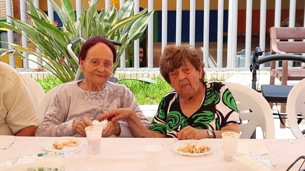 Dos residentes del Centro Asistencial disfrutando de una comida juntos