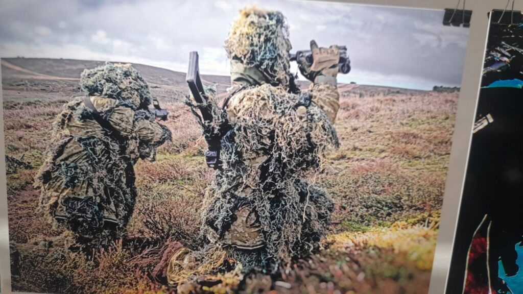 Soldados camuflados en un campo durante una actividad militar