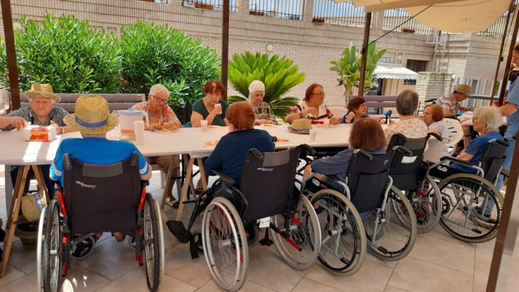Residentes del Centro Asistencial disfrutando de una comida al aire libre
