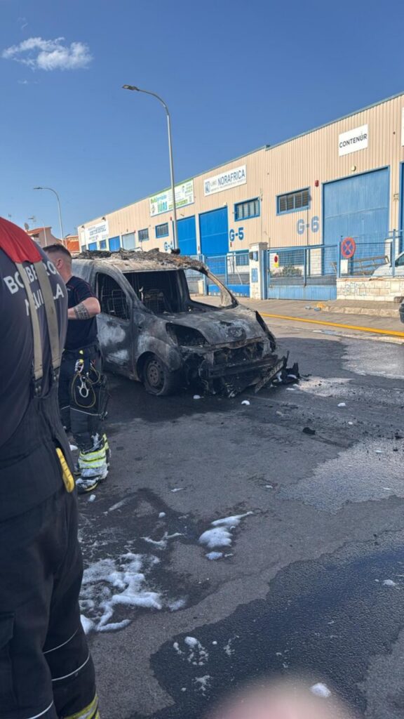 Vehículo quemado tras incendio en el polígono industrial de Melilla
