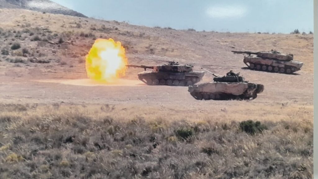 Tanques de guerra en acción durante una exhibición militar en Melilla.