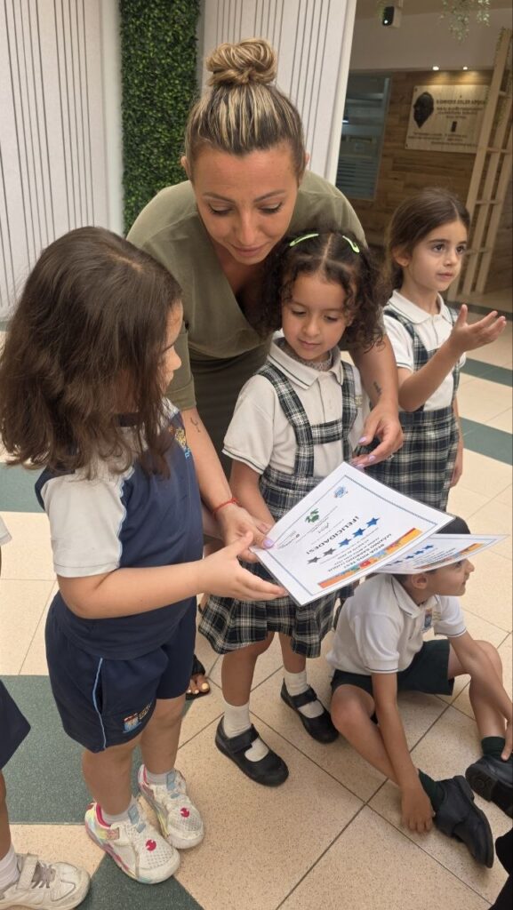 Niños del Colegio Enrique Soler recibiendo diplomas de inglés BEDA