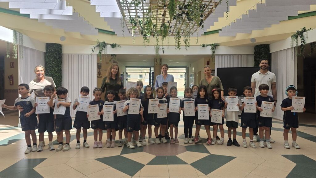 Alumnos de Infantil con diplomas del programa BEDA en el Colegio Enrique Soler
