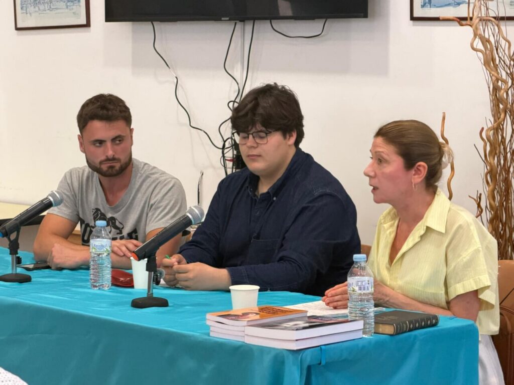 Tres ponentes discutiendo en la conferencia Apagón cultural en la Casa de Melilla
