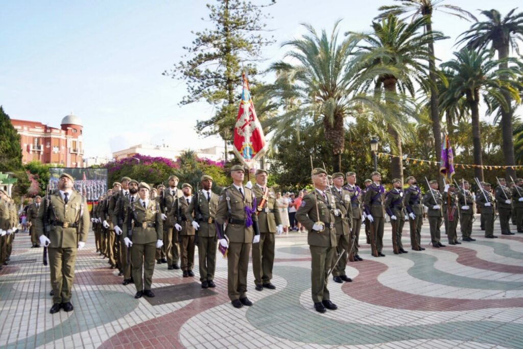Desfile de las Fuerzas Armadas en Melilla con soldados en formación