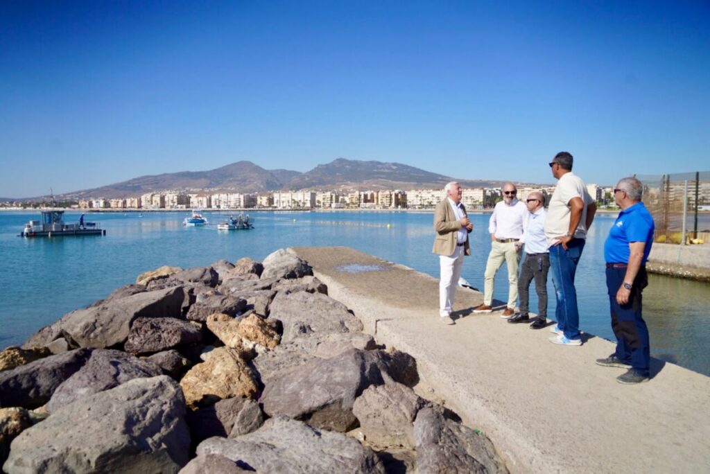 Presentación de una nueva embarcación anticontaminación en la playa