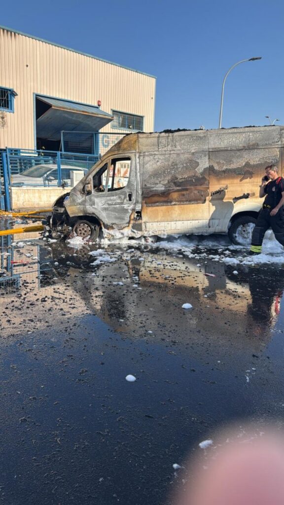 Vehículo dañado por incendio en el polígono industrial de Melilla