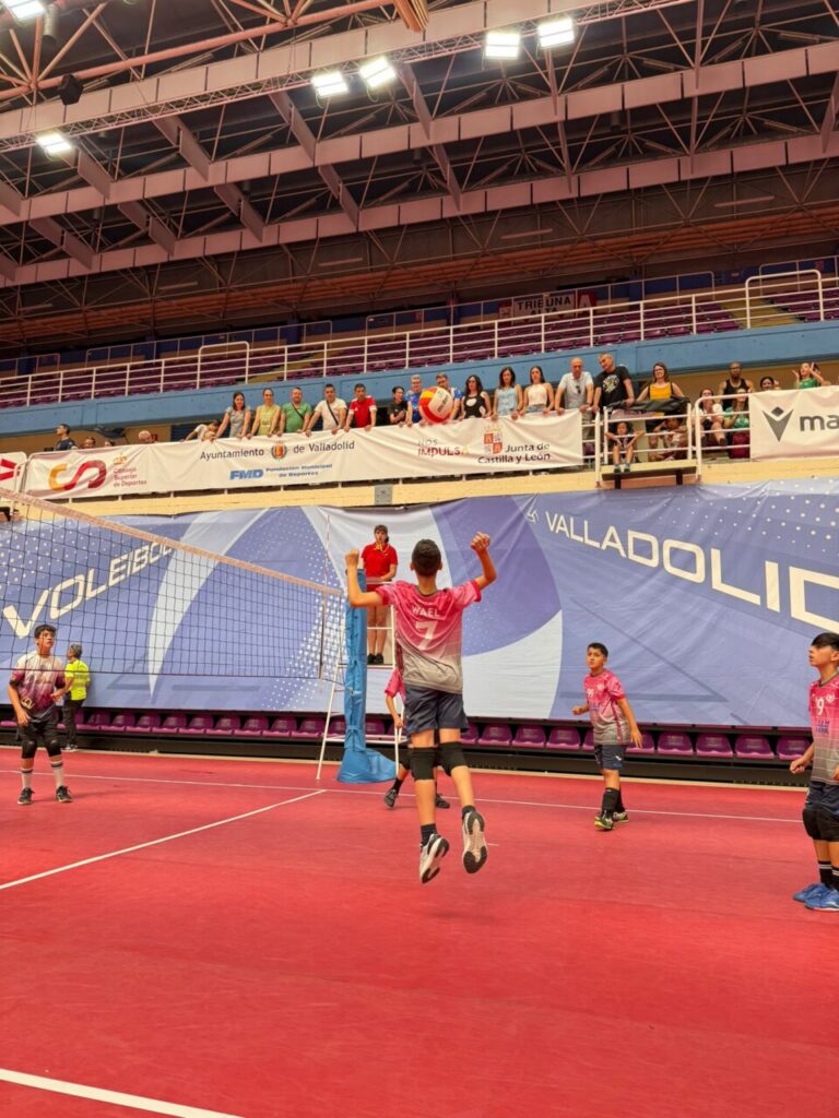 Jugadores del Club Voleibol Melilla compitiendo en el campeonato alevín