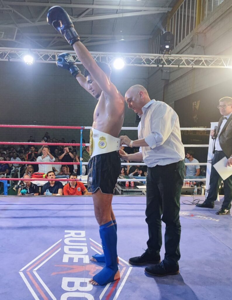Amir Abdessadek levantando su cinturón de campeón en el ring de K1
