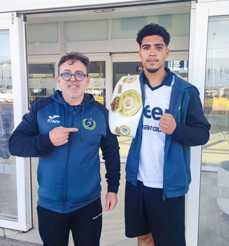 Amir Abdessadek con cinturón de campeón K1 junto a su entrenador