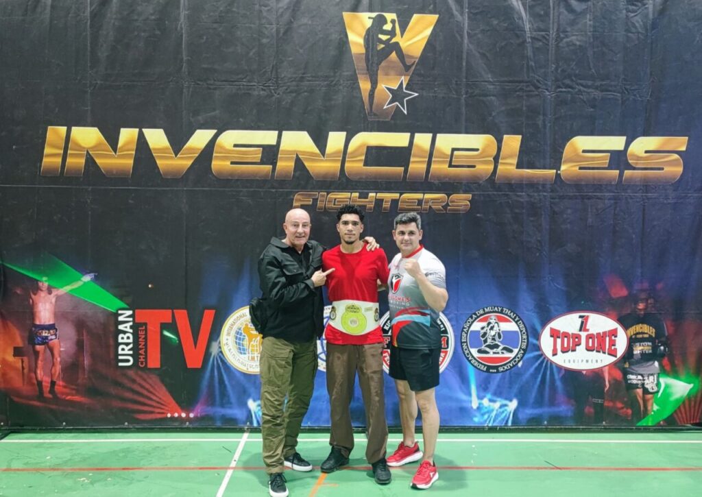 Amir Abdessadek posando con su cinturón de K1 junto a entrenadores