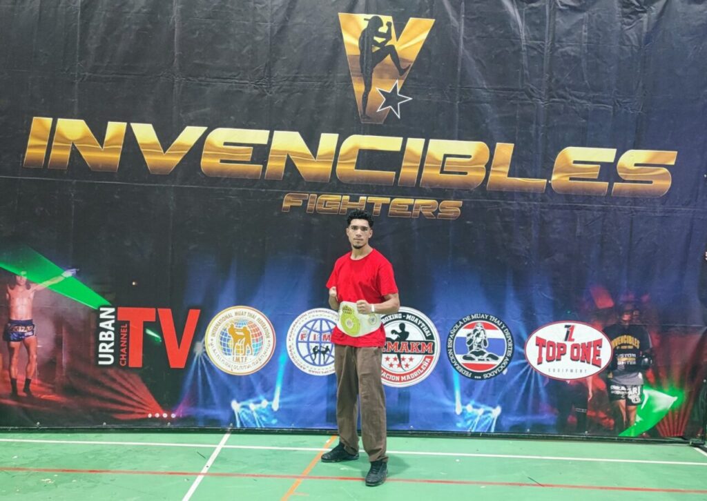 Amir Abdessadek sosteniendo su cinturón de K1 tras la victoria