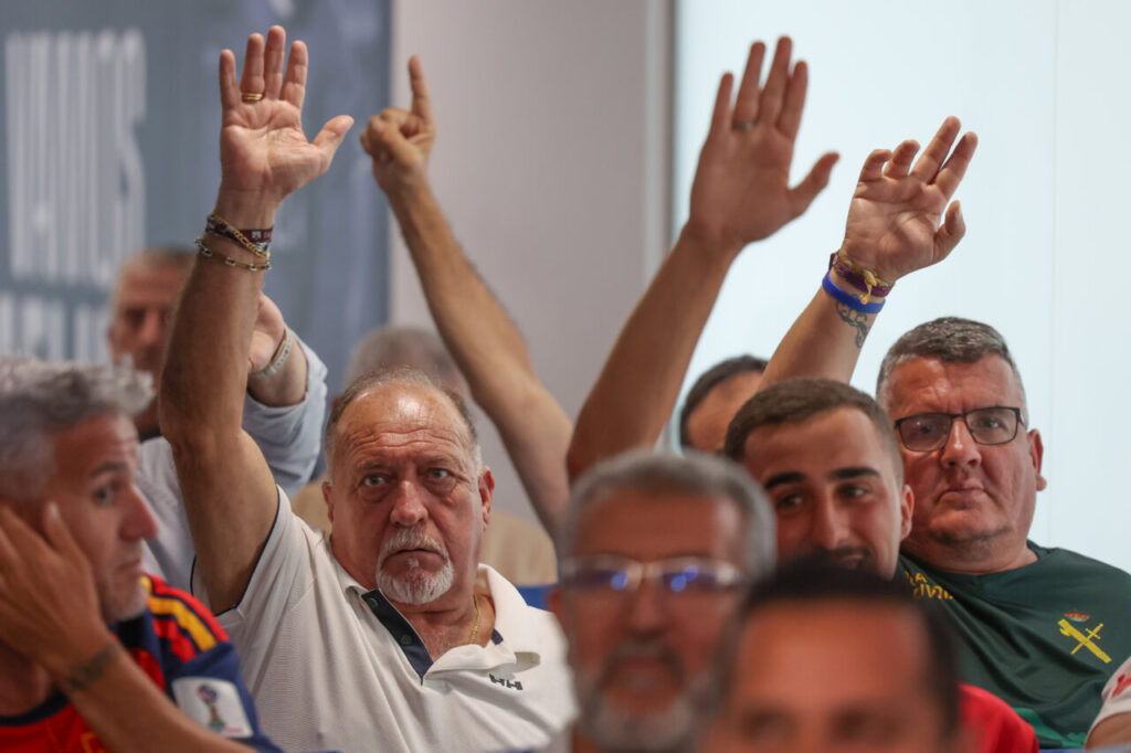 Socios levantando la mano durante la asamblea de la U.D. Melilla
