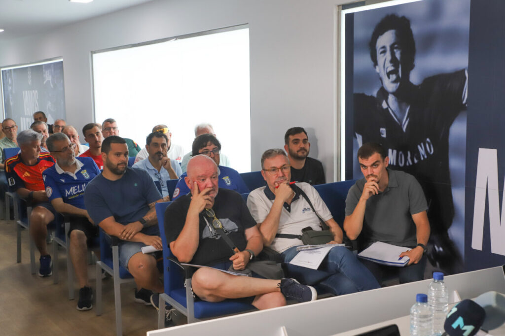 Asamblea de la U.D. Melilla con socios en el estadio