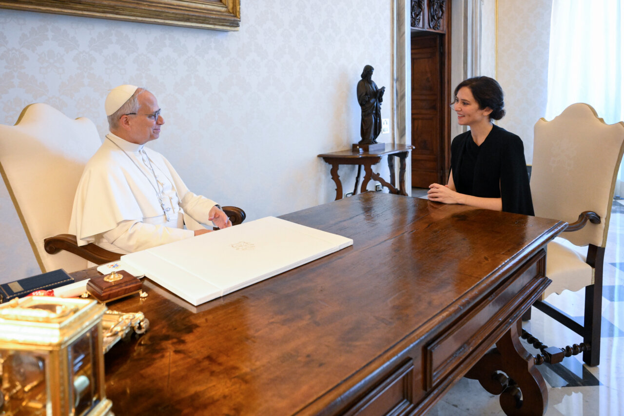 Isabel Díaz Ayuso entregando la Medalla Internacional al Papa León XIV en el Vaticano