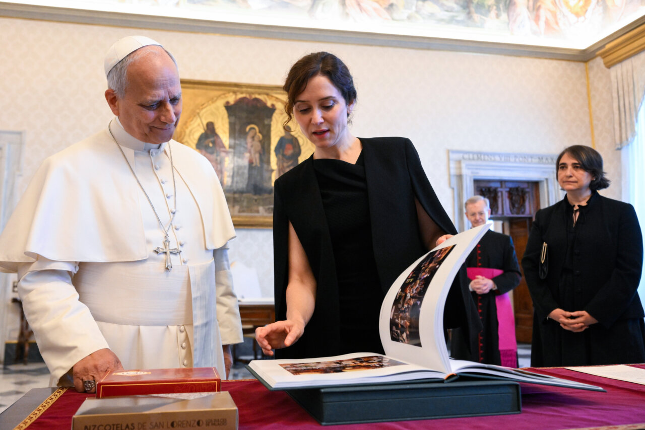 Isabel Díaz Ayuso entrega un libro al Papa León XIV en el Vaticano