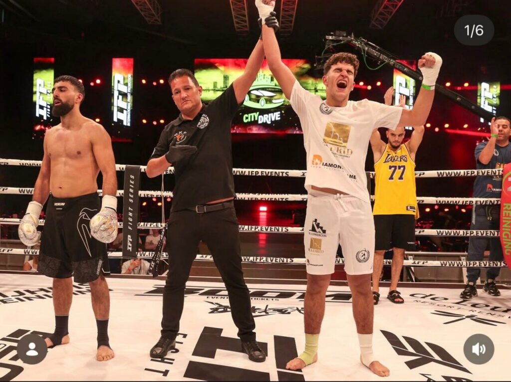 Badi Lahfa celebrando su victoria en el ring de boxeo en Alemania