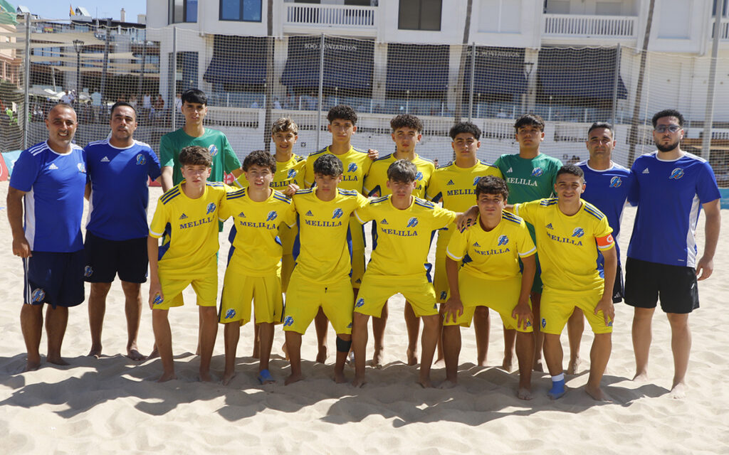 Equipo de cadetes de fútbol playa de Melilla posando en la arena