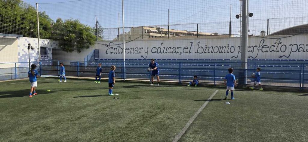Niños entrenando en el campo durante el XIV Campus de Tecnificación de Verano 2026.