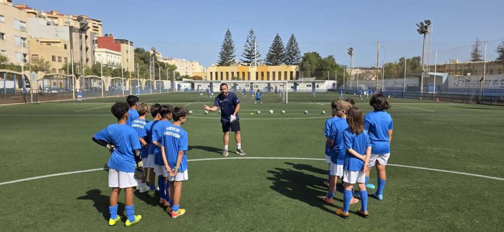 Niños en un campo de fútbol durante el XIV Campus de Tecnificación de Verano 2026