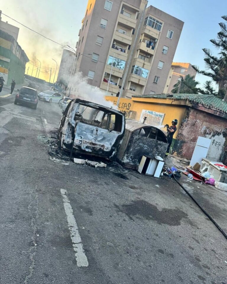 Vehículos quemados y contenedores en Cañada tras altercados