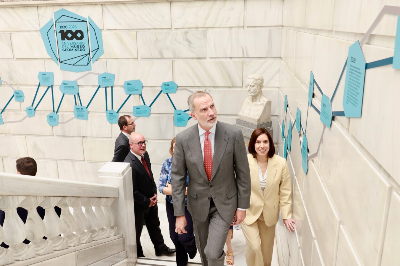 Visita al Museo Geominero en su centenario con varias personas