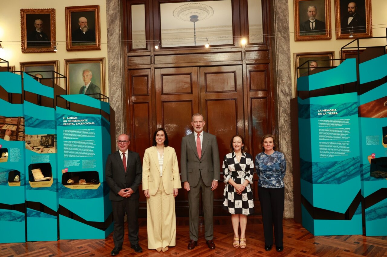 Inauguración del centenario del Museo Geominero en Madrid con varios asistentes.