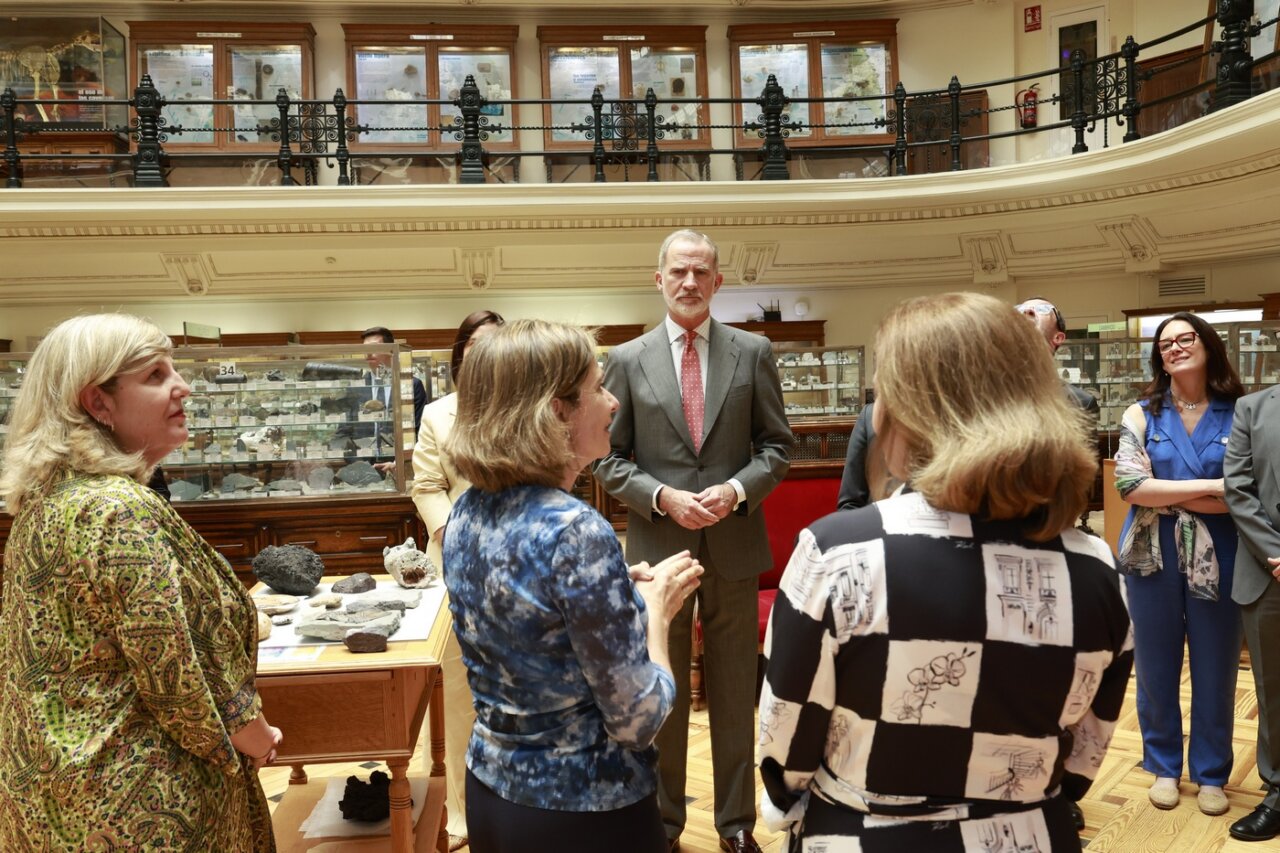 Inauguración del centenario del Museo Geominero en Madrid con varias personas presentes.