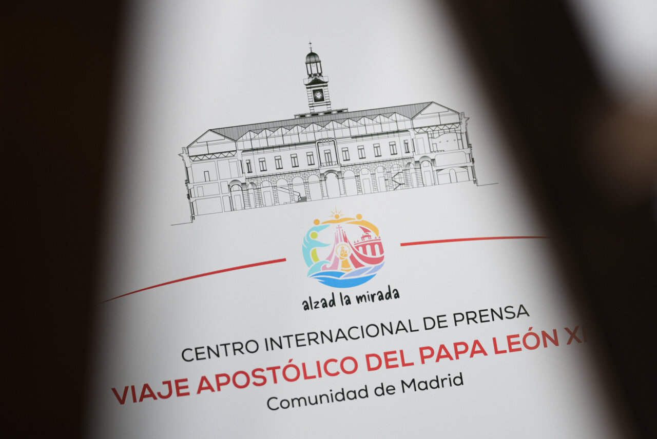 Cartel del Centro Internacional de Prensa para la visita del Papa en Madrid