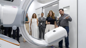 Grupo de personas observando un equipo médico en el Centro de Innovación y Desarrollo de Software en Getafe.