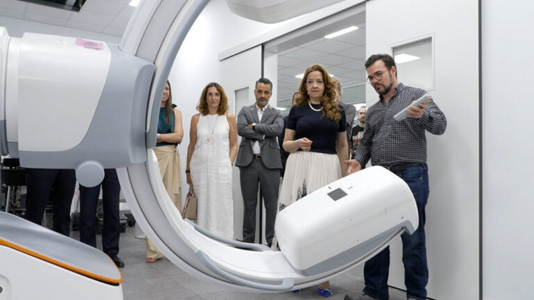 Grupo de personas observando un equipo médico en el Centro de Innovación y Desarrollo de Software en Getafe.