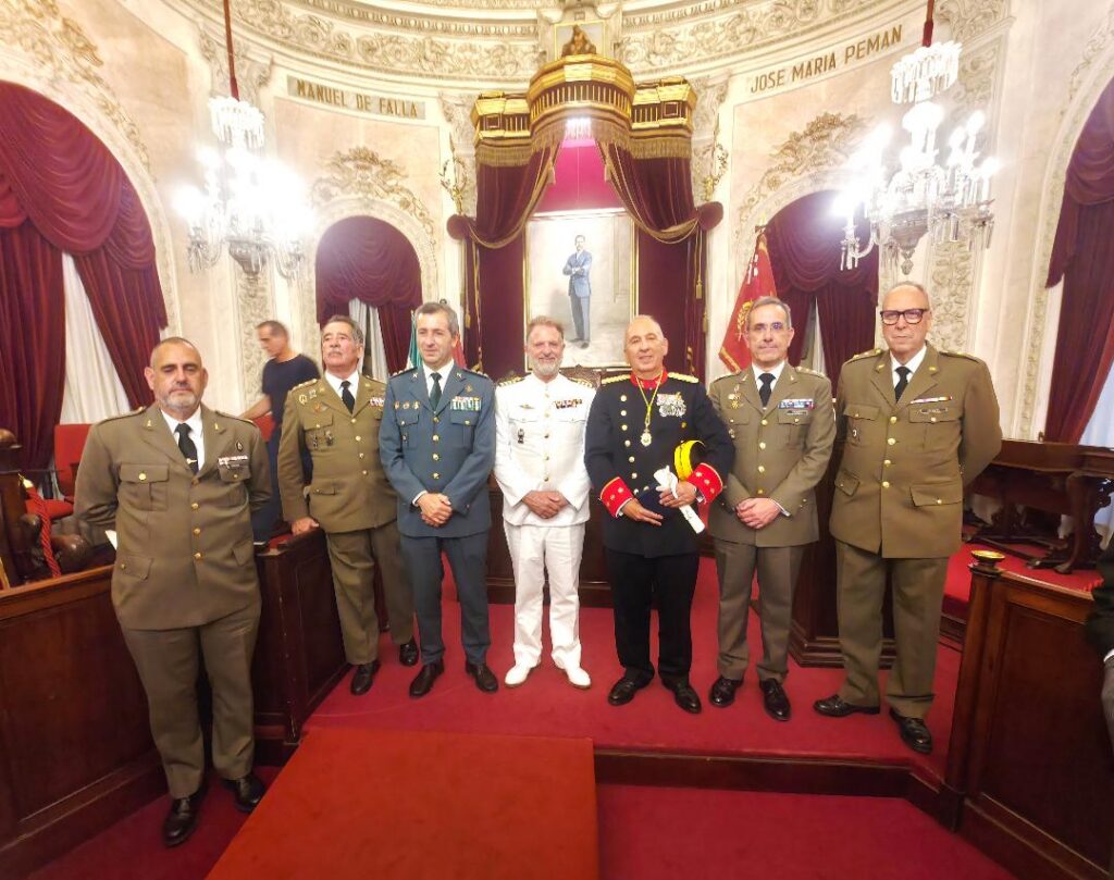 Ceremonia de imposición de medalla al coronel Jesús Núñez Calvo en Cádiz